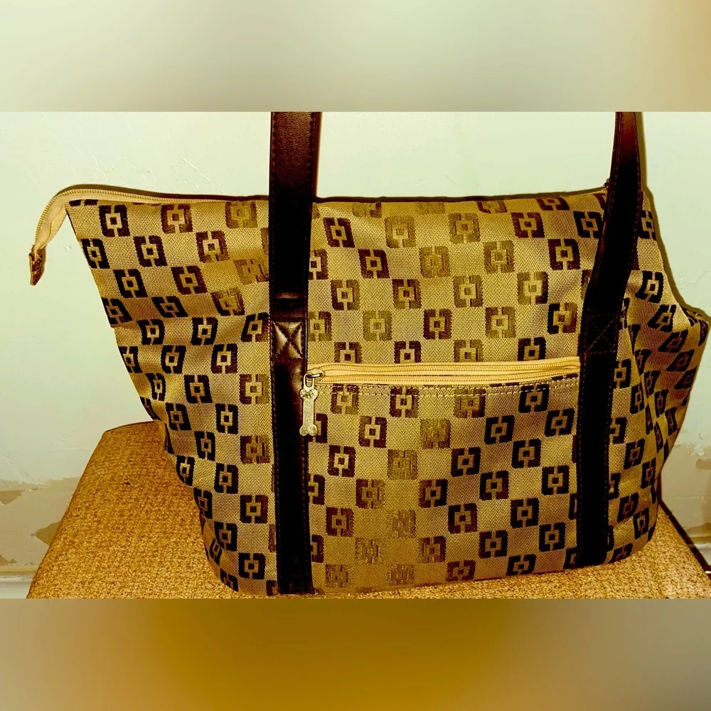 010-Dog Pet Carrier Bag Purse Tote. Pet canvas carrier. Semi new.